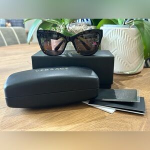 🚨LOW START - Versace Sunglasses 🤎